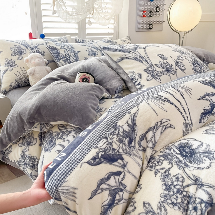 91家纺网 家纺一手货源 找家纺 鸿羽樱家纺《原伊菲晓》 2025新款小清新牛奶绒印花四件套 倾城花语-灰