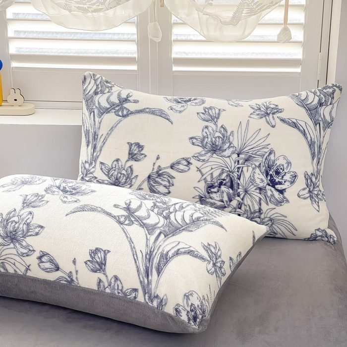 91家纺网 家纺一手货源 找家纺 鸿羽樱家纺《原伊菲晓》 2025新款小清新牛奶绒印花四件套 倾城花语-灰