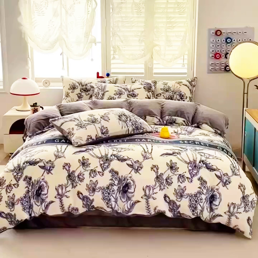 91家纺网 家纺一手货源 找家纺 鸿羽樱家纺《原伊菲晓》 2025新款小清新牛奶绒印花四件套 倾城花语-灰