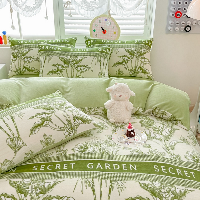 91家纺网 家纺一手货源 找家纺 鸿羽樱家纺《原伊菲晓》 2025新款小清新牛奶绒印花四件套 倾城花语-绿