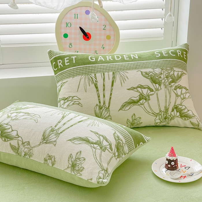 91家纺网 家纺一手货源 找家纺 鸿羽樱家纺《原伊菲晓》 2025新款小清新牛奶绒印花四件套 倾城花语-绿