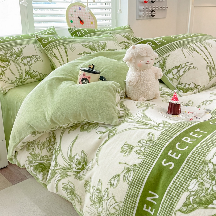 91家纺网 家纺一手货源 找家纺 鸿羽樱家纺《原伊菲晓》 2025新款小清新牛奶绒印花四件套 倾城花语-绿