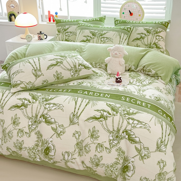 91家纺网 家纺一手货源 找家纺 鸿羽樱家纺《原伊菲晓》 2025新款小清新牛奶绒印花四件套 倾城花语-绿