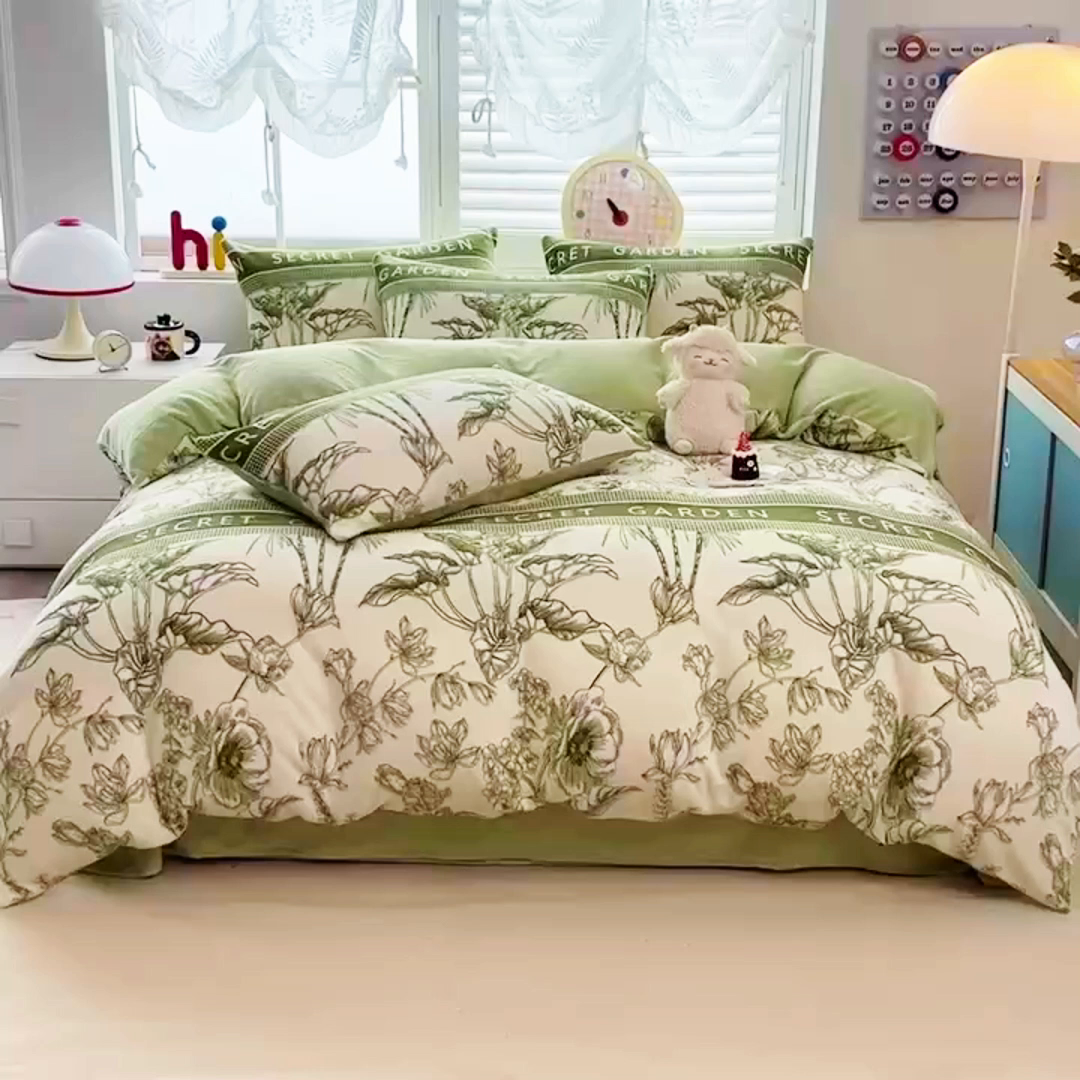 91家纺网 家纺一手货源 找家纺 鸿羽樱家纺《原伊菲晓》 2025新款小清新牛奶绒印花四件套 倾城花语-绿