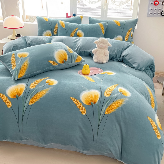 91家纺网 家纺一手货源 找家纺 鸿羽樱家纺《原伊菲晓》 2025新款小清新牛奶绒印花四件套 时光向暖-兰