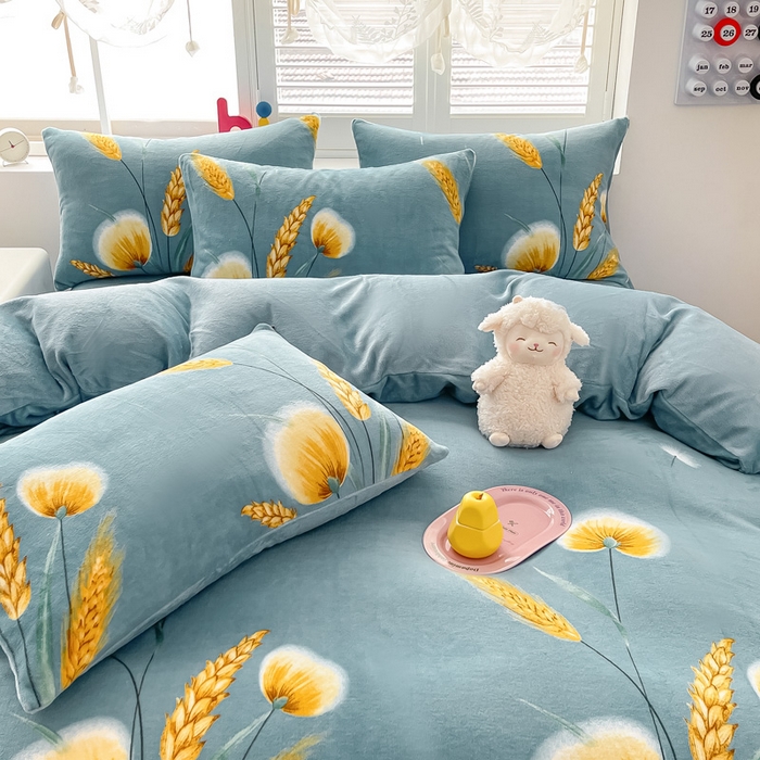 91家纺网 家纺一手货源 找家纺 鸿羽樱家纺《原伊菲晓》 2025新款小清新牛奶绒印花四件套 时光向暖-兰