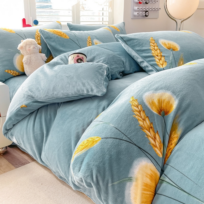 91家纺网 家纺一手货源 找家纺 鸿羽樱家纺《原伊菲晓》 2025新款小清新牛奶绒印花四件套 时光向暖-兰