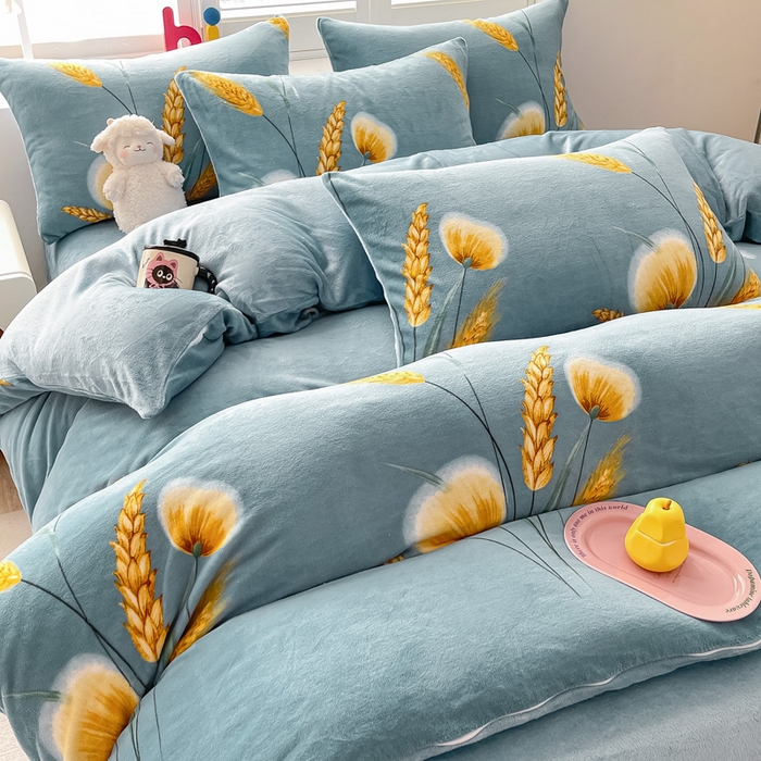 91家纺网 家纺一手货源 找家纺 鸿羽樱家纺《原伊菲晓》 2025新款小清新牛奶绒印花四件套 时光向暖-兰