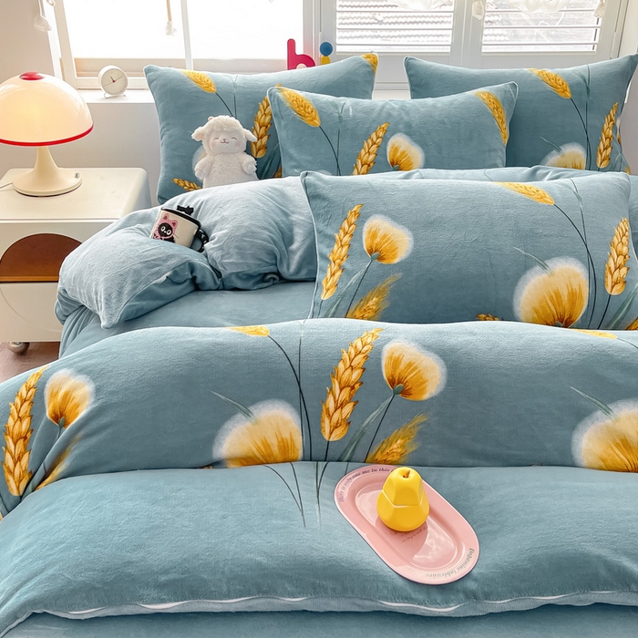 91家纺网 家纺一手货源 找家纺 鸿羽樱家纺《原伊菲晓》 2025新款小清新牛奶绒印花四件套 时光向暖-兰