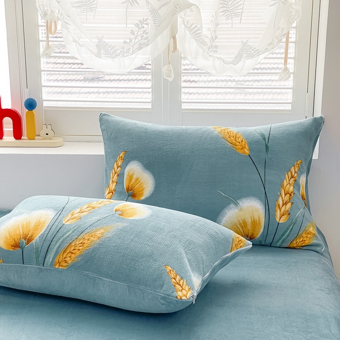 91家纺网 家纺一手货源 找家纺 鸿羽樱家纺《原伊菲晓》 2025新款小清新牛奶绒印花四件套 时光向暖-兰