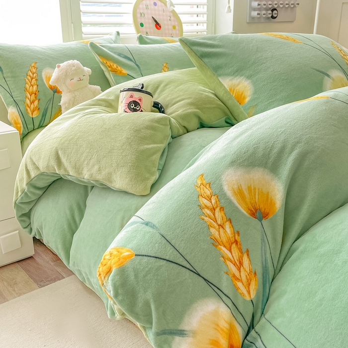 91家纺网 家纺一手货源 找家纺 鸿羽樱家纺《原伊菲晓》 2025新款小清新牛奶绒印花四件套 时光向暖-绿