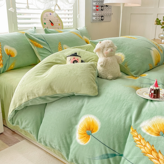 91家纺网 家纺一手货源 找家纺 鸿羽樱家纺《原伊菲晓》 2025新款小清新牛奶绒印花四件套 时光向暖-绿