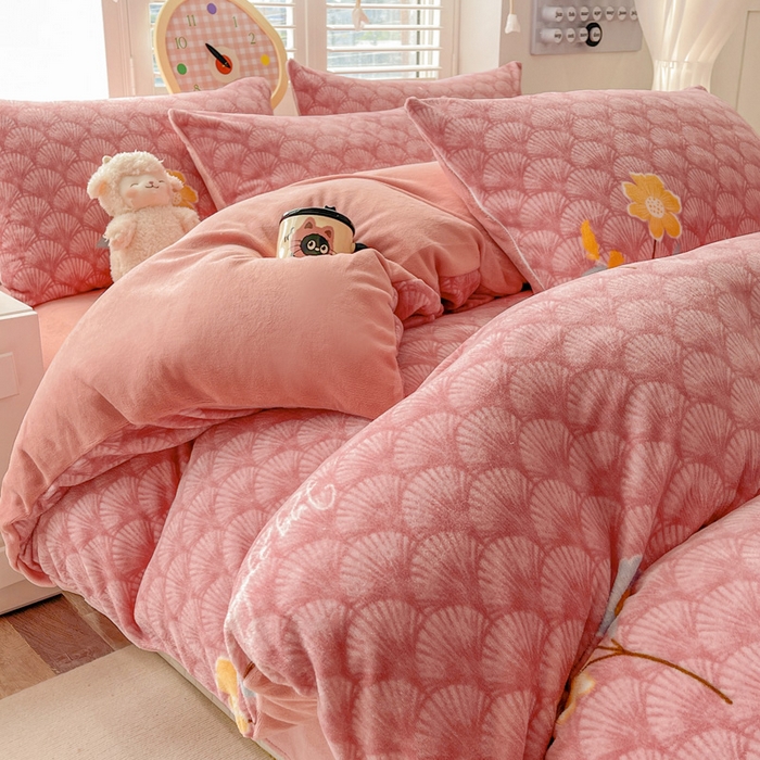 91家纺网 家纺一手货源 找家纺 鸿羽樱家纺《原伊菲晓》 2025新款小清新牛奶绒印花四件套 萱花