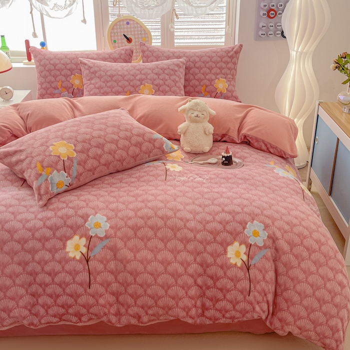 91家纺网 家纺一手货源 找家纺 鸿羽樱家纺《原伊菲晓》 2025新款小清新牛奶绒印花四件套 萱花