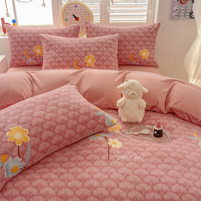 91家纺网 家纺一手货源 找家纺 鸿羽樱家纺《原伊菲晓》 2025新款小清新牛奶绒印花四件套 萱花