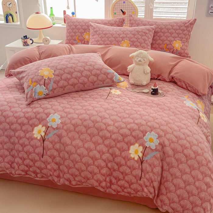 91家纺网 家纺一手货源 找家纺 鸿羽樱家纺《原伊菲晓》 2025新款小清新牛奶绒印花四件套 萱花