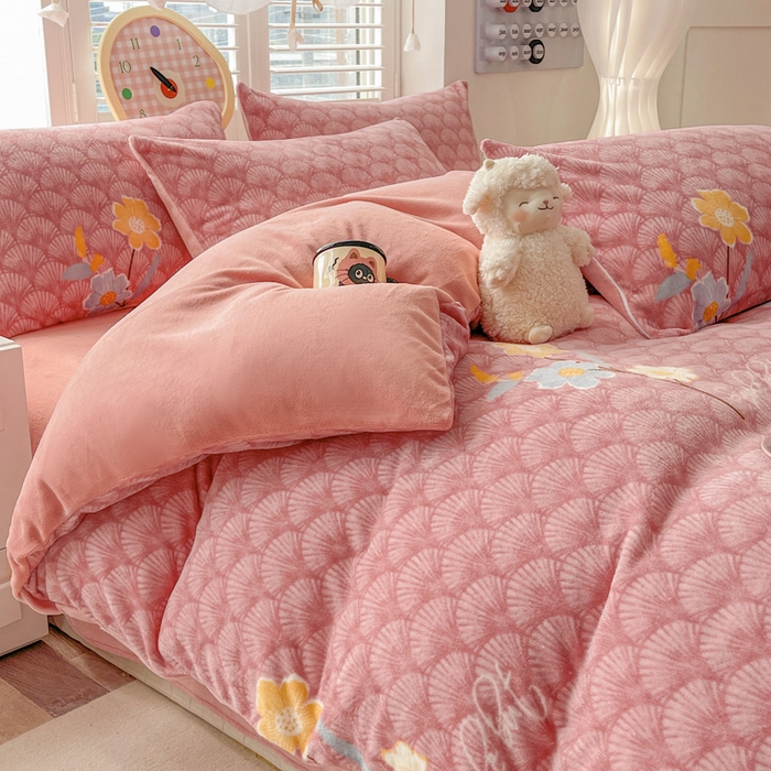 91家纺网 家纺一手货源 找家纺 鸿羽樱家纺《原伊菲晓》 2025新款小清新牛奶绒印花四件套 萱花