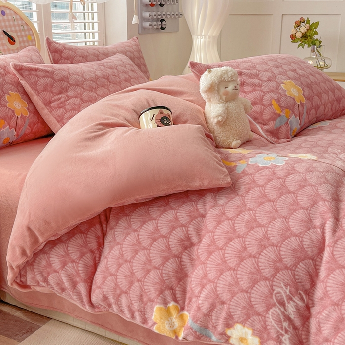 91家纺网 家纺一手货源 找家纺 鸿羽樱家纺《原伊菲晓》 2025新款小清新牛奶绒印花四件套 萱花