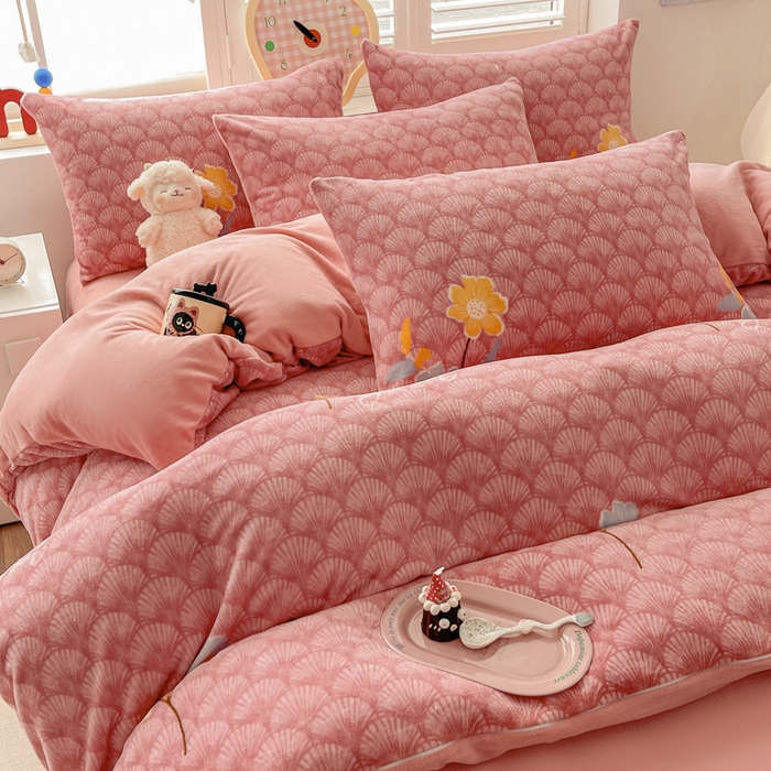 91家纺网 家纺一手货源 找家纺 鸿羽樱家纺《原伊菲晓》 2025新款小清新牛奶绒印花四件套 萱花