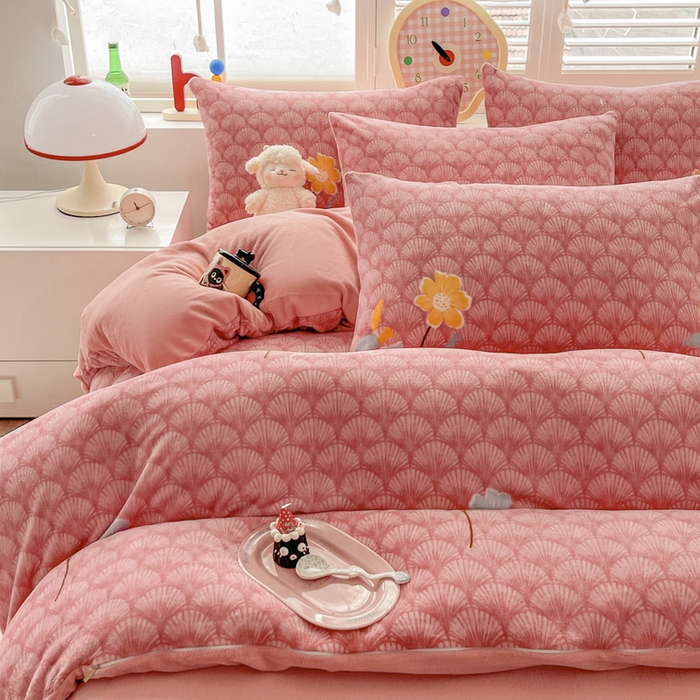 91家纺网 家纺一手货源 找家纺 鸿羽樱家纺《原伊菲晓》 2025新款小清新牛奶绒印花四件套 萱花