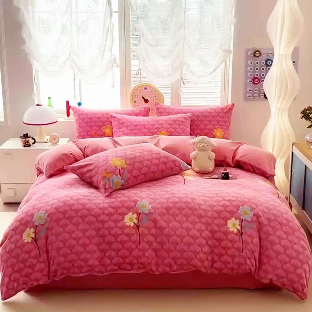 91家纺网 家纺一手货源 找家纺 鸿羽樱家纺《原伊菲晓》 2025新款小清新牛奶绒印花四件套 萱花