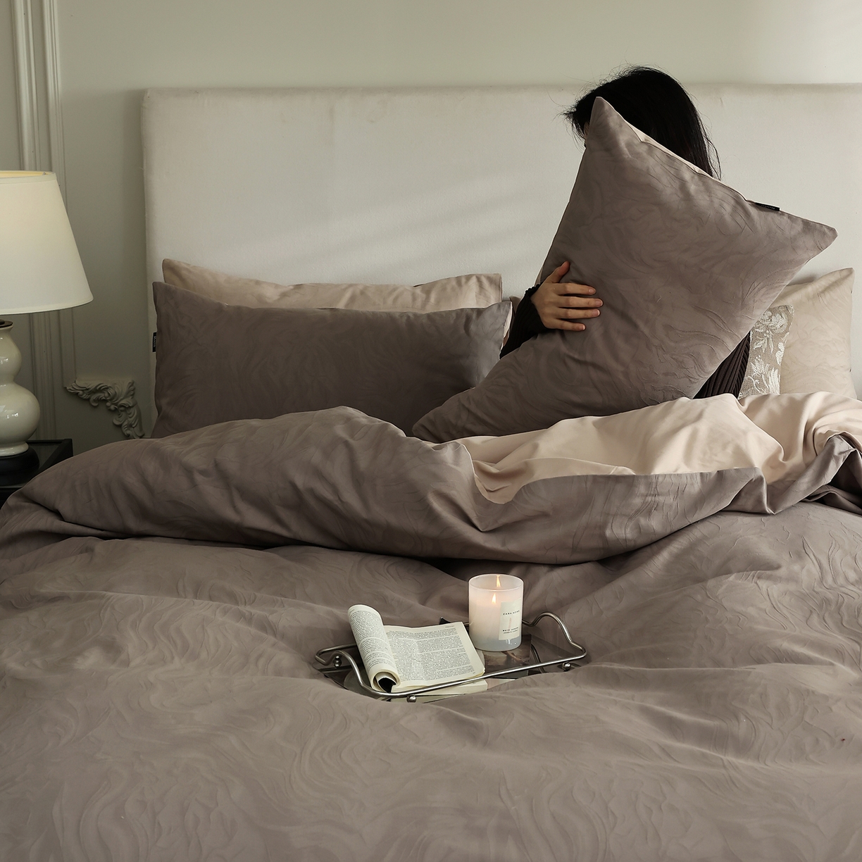 91家纺网 家纺一手货源 找家纺 玉宇阁家居 2025秋款100S大提花磨毛四件套-与雾系列 与雾-巧克力棕