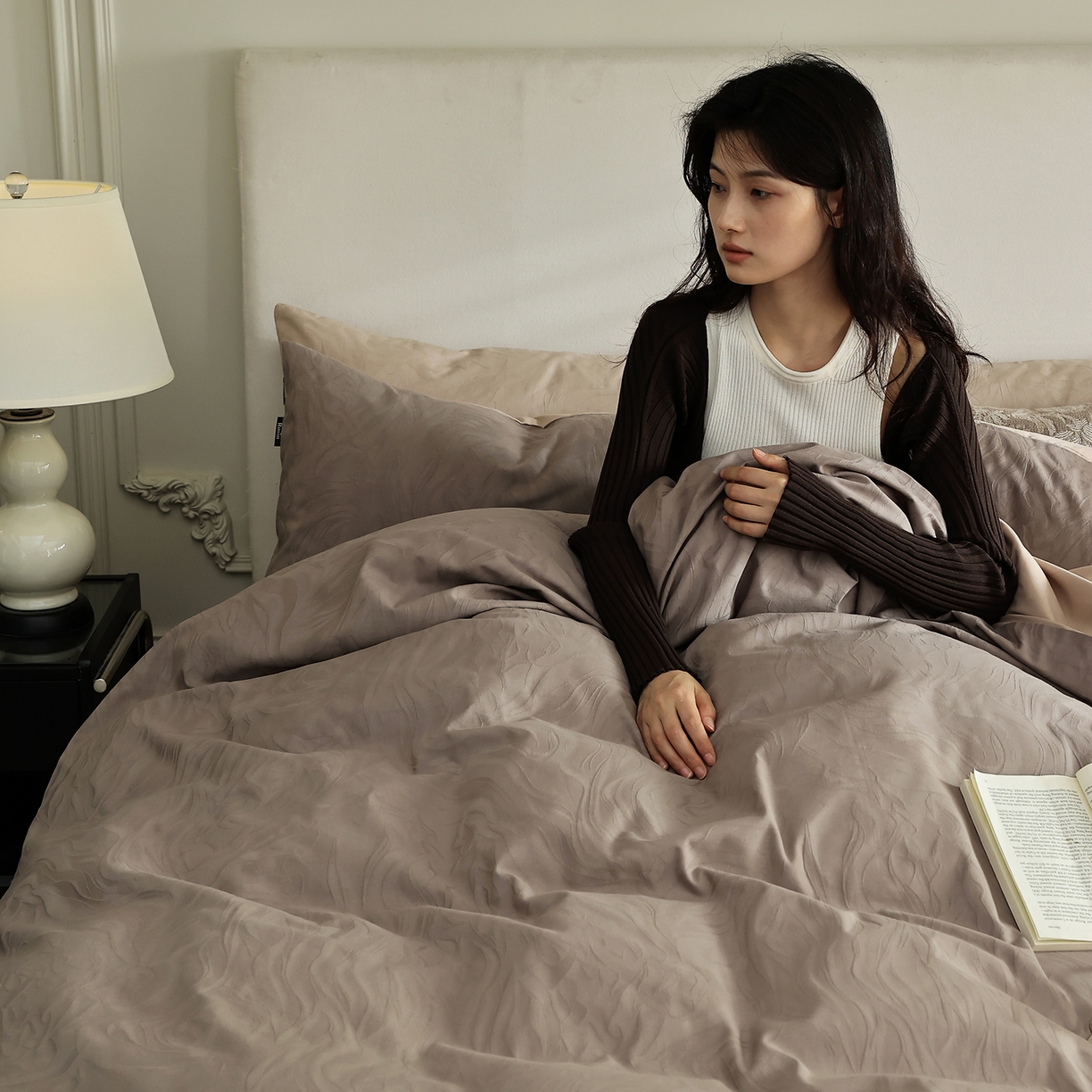 91家纺网 家纺一手货源 找家纺 玉宇阁家居 2025秋款100S大提花磨毛四件套-与雾系列 与雾-巧克力棕