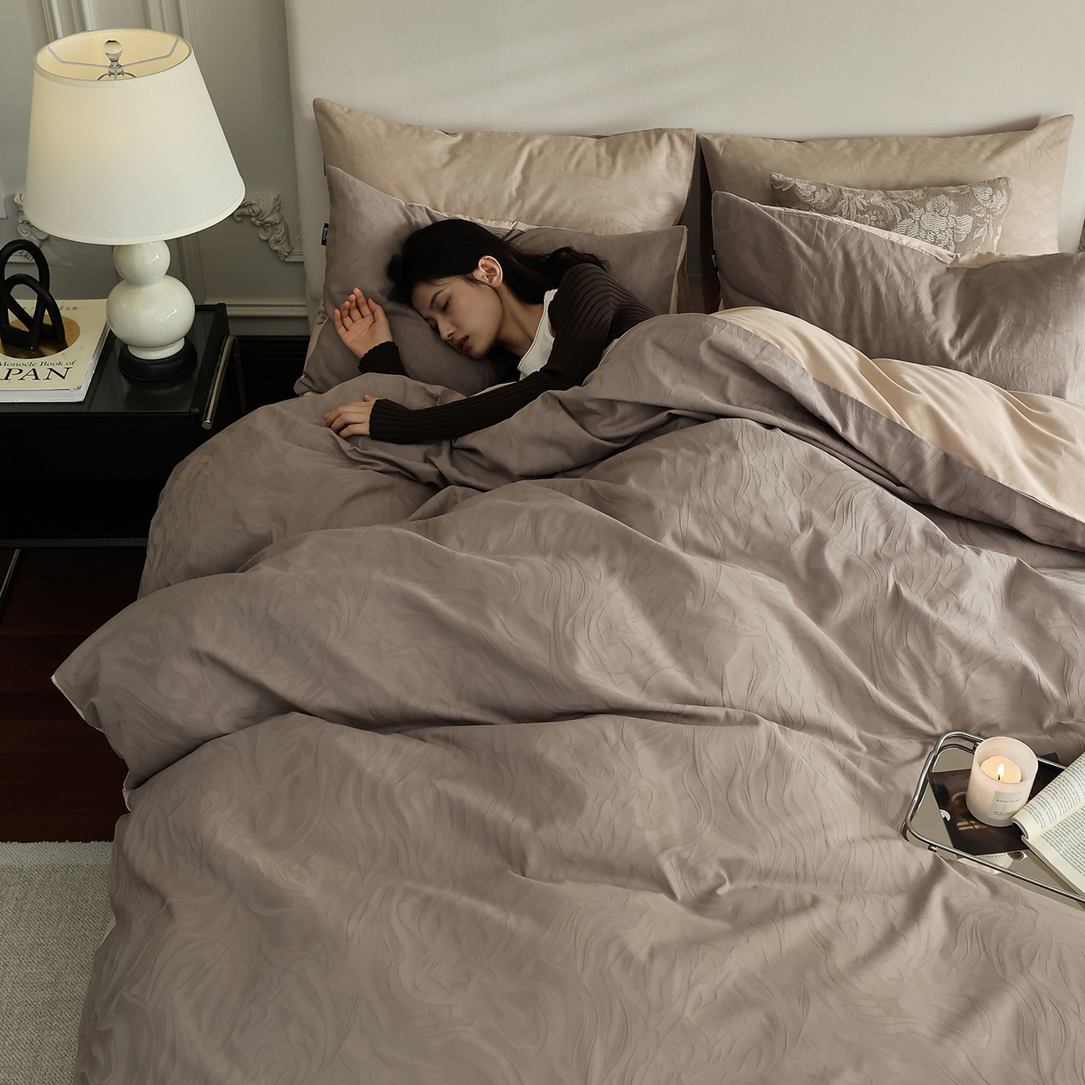 91家纺网 家纺一手货源 找家纺 玉宇阁家居 2025秋款100S大提花磨毛四件套-与雾系列 与雾-巧克力棕