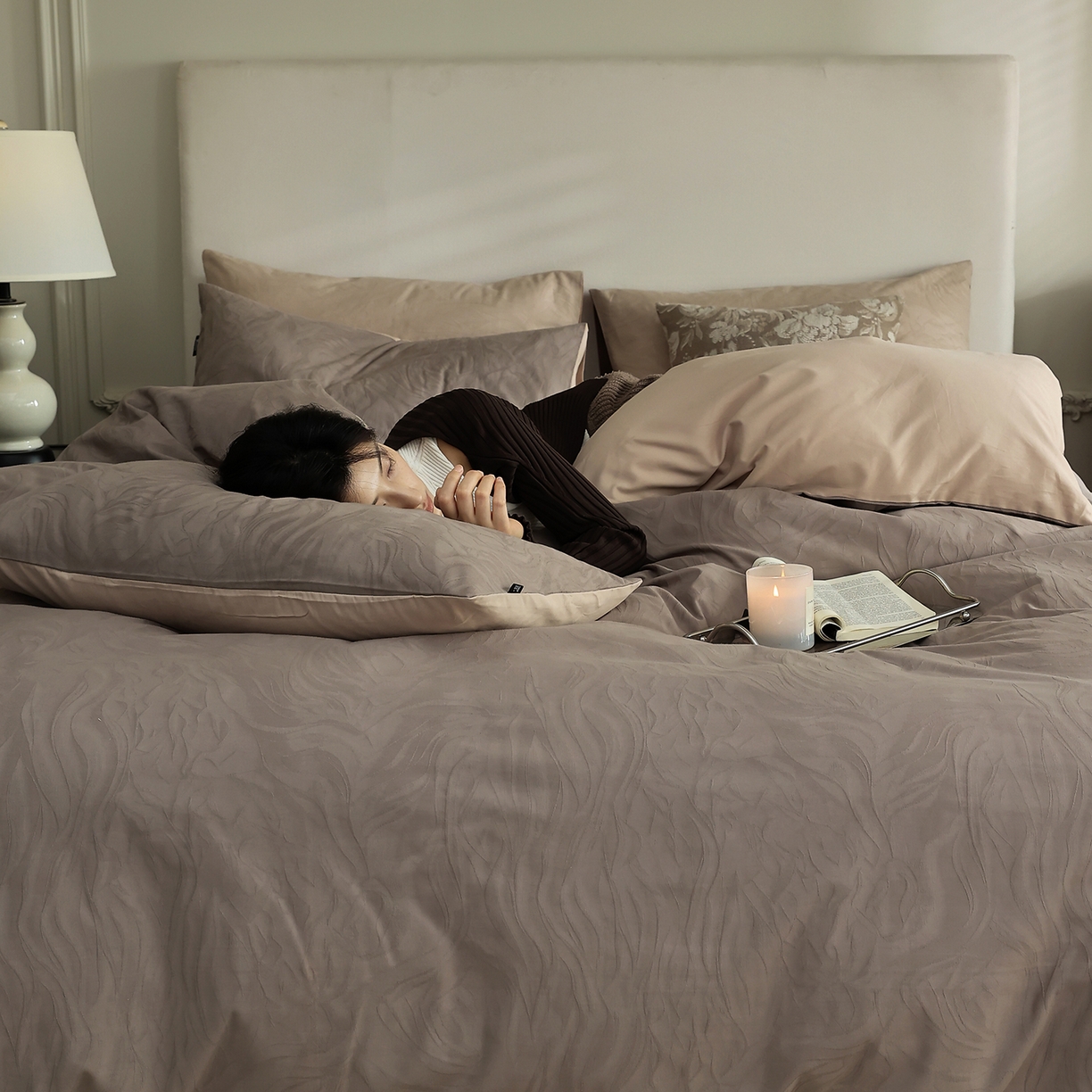 91家纺网 家纺一手货源 找家纺 玉宇阁家居 2025秋款100S大提花磨毛四件套-与雾系列 与雾-巧克力棕