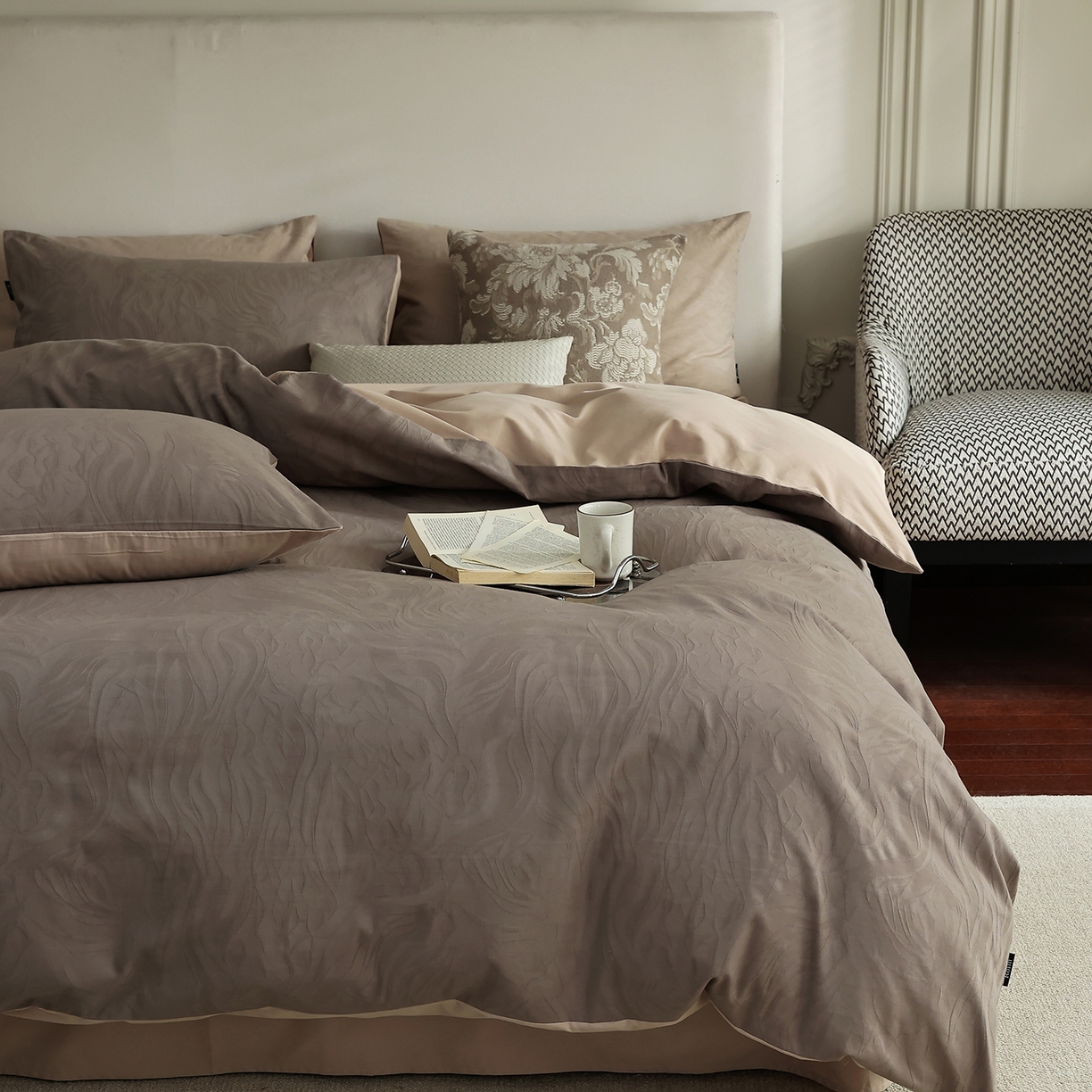 91家纺网 家纺一手货源 找家纺 玉宇阁家居 2025秋款100S大提花磨毛四件套-与雾系列 与雾-巧克力棕