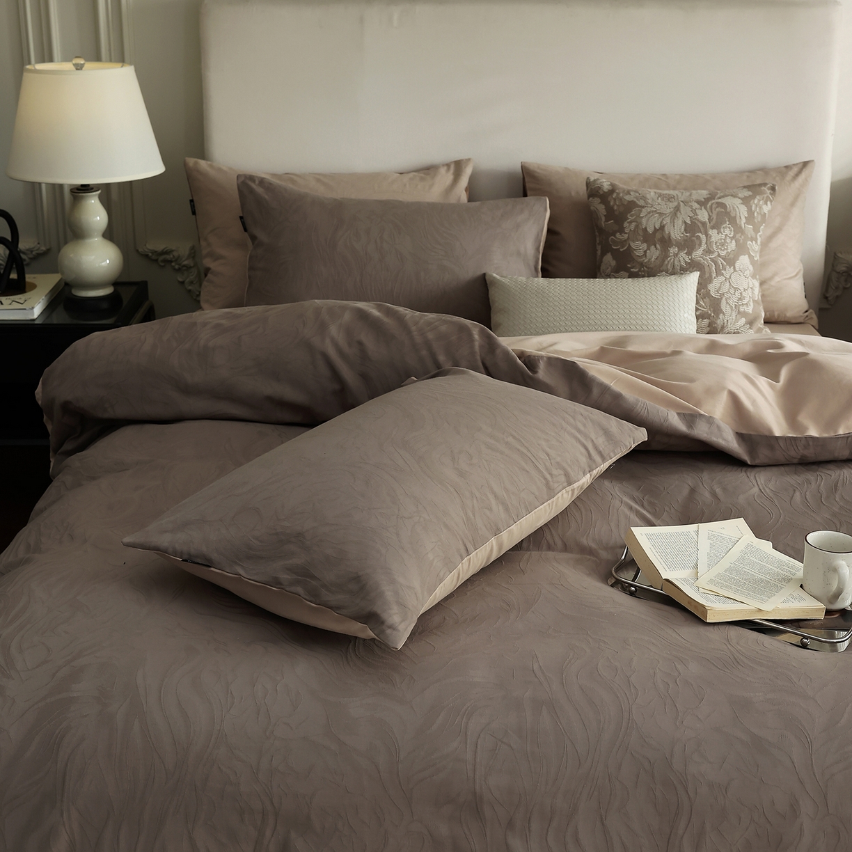 91家纺网 家纺一手货源 找家纺 玉宇阁家居 2025秋款100S大提花磨毛四件套-与雾系列 与雾-巧克力棕