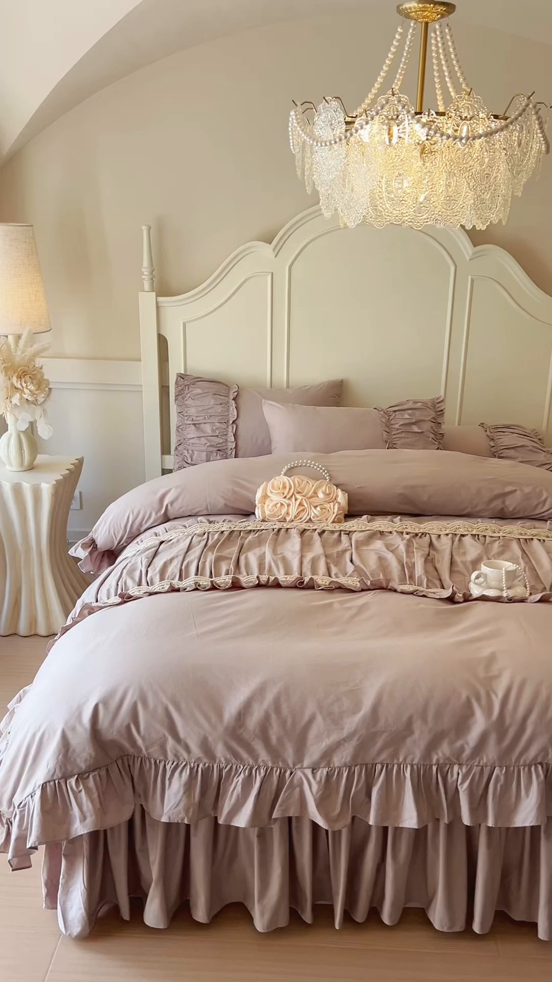 91家纺网 家纺一手货源 找家纺 瑞宝 2025新款法式全棉花边维密系列床裙款三件套 维密-米咖