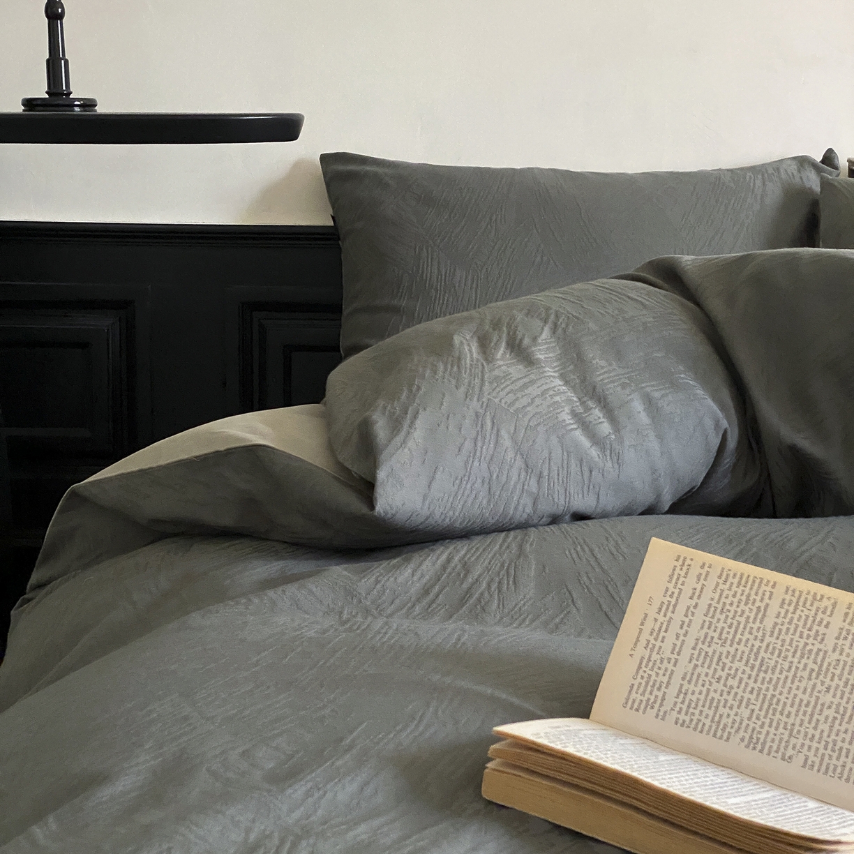 91家纺网 家纺一手货源 找家纺 玉宇阁家居 2025秋款100S大提花磨毛四件套-月岛弥生 磨毛月岛弥生-暮云灰绿