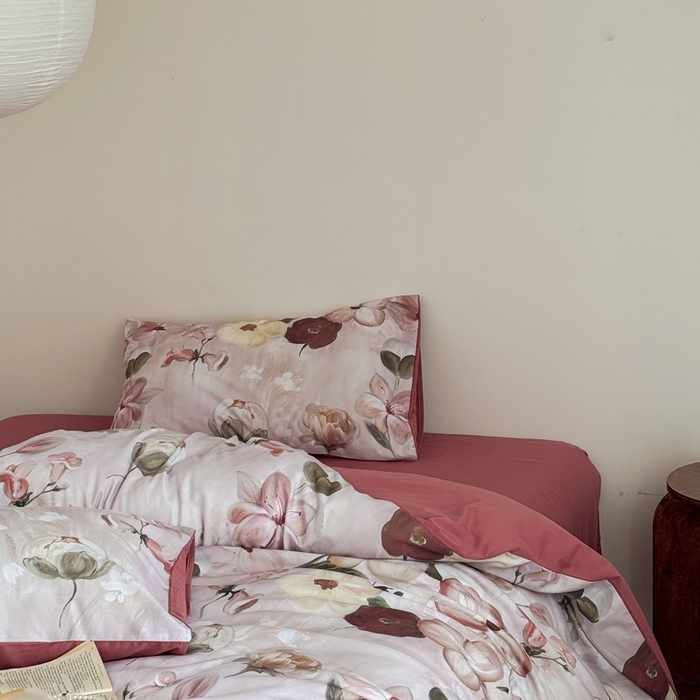 91家纺网 家纺一手货源 找家纺 窝米 2025新款全棉纯棉火山磨毛花卉系列四件套-第一批 鸢香红