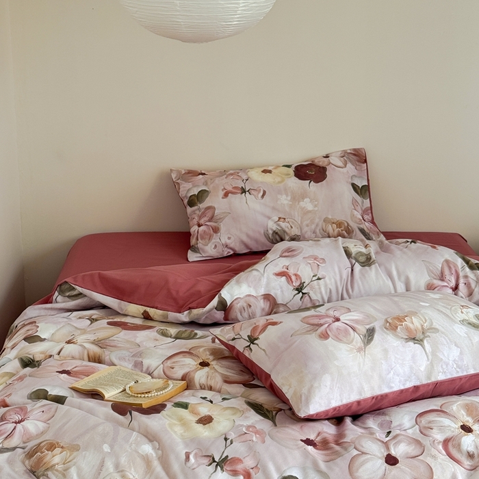 91家纺网 家纺一手货源 找家纺 窝米 2025新款全棉纯棉火山磨毛花卉系列四件套-第一批 鸢香红