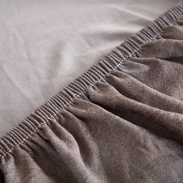 91家纺网 家纺一手货源 找家纺 丝绮鹿 2025新款防水皮革沙发套 全包沙发套松紧款沙发套 茶褐色