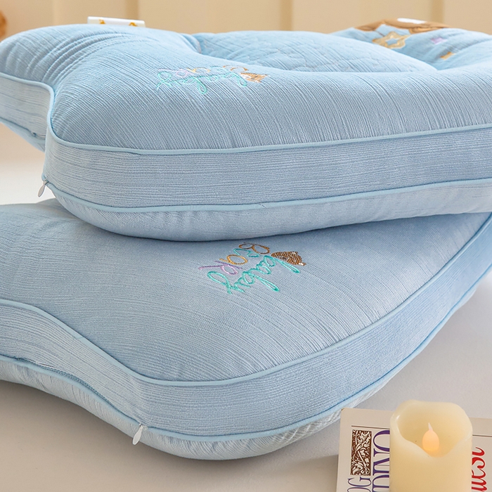 91家纺网 家纺一手货源 找家纺 鼎晟纺 2025新款小熊贴布绣儿童枕护颈枕头枕芯 儿童枕小熊蓝