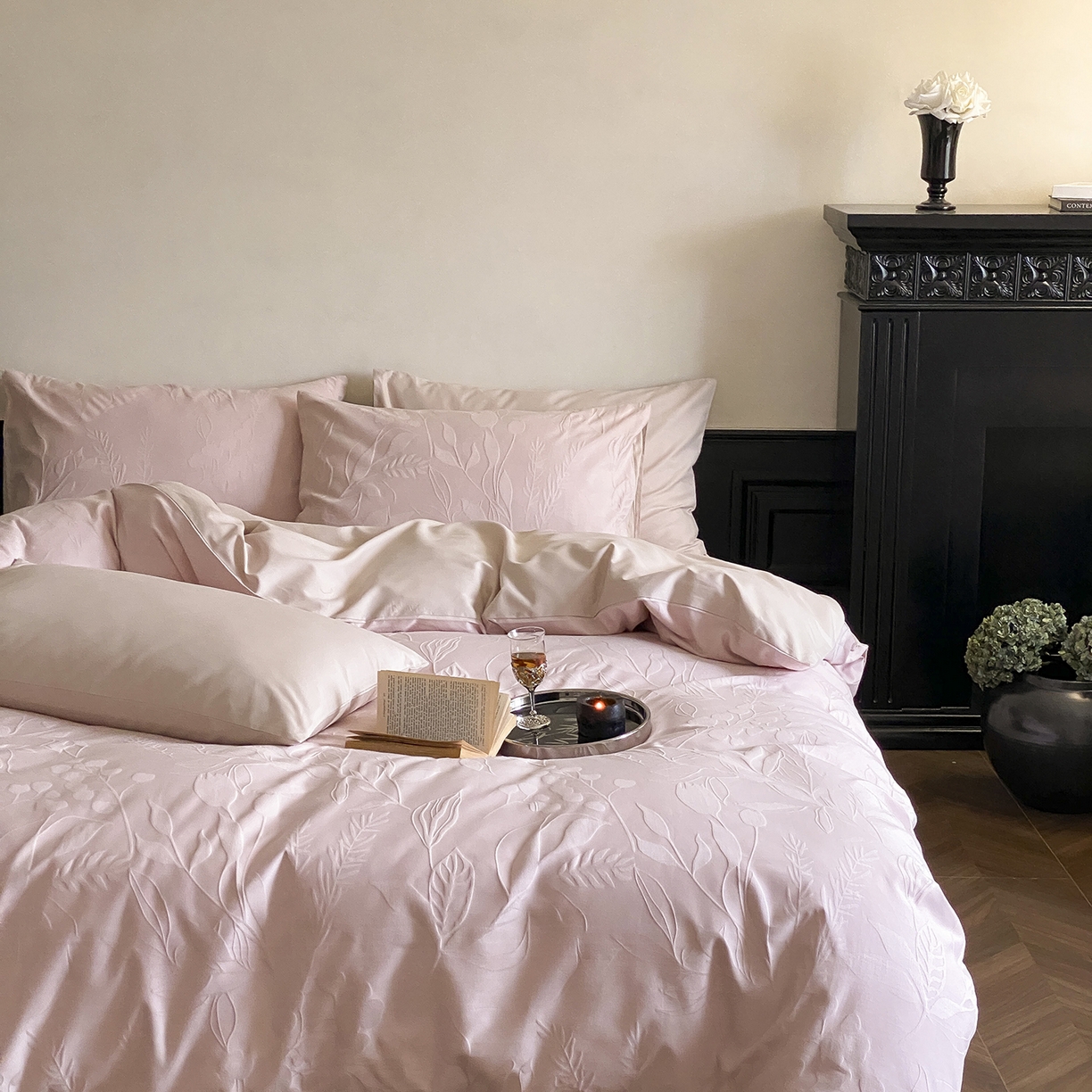 91家纺网 家纺一手货源 找家纺 玉宇阁家居 2025秋款100S大提花磨毛四件套-一梦幽兰系列 一梦幽兰-落樱粉