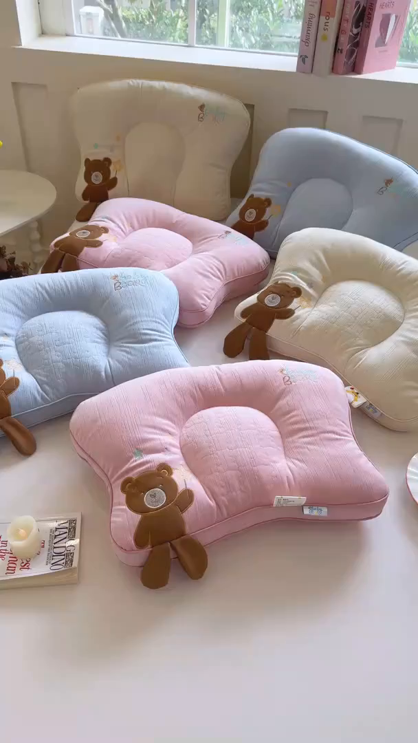 91家纺网 家纺一手货源 找家纺 鼎晟纺 2025新款小熊贴布绣儿童枕护颈枕头枕芯 儿童枕小熊蓝