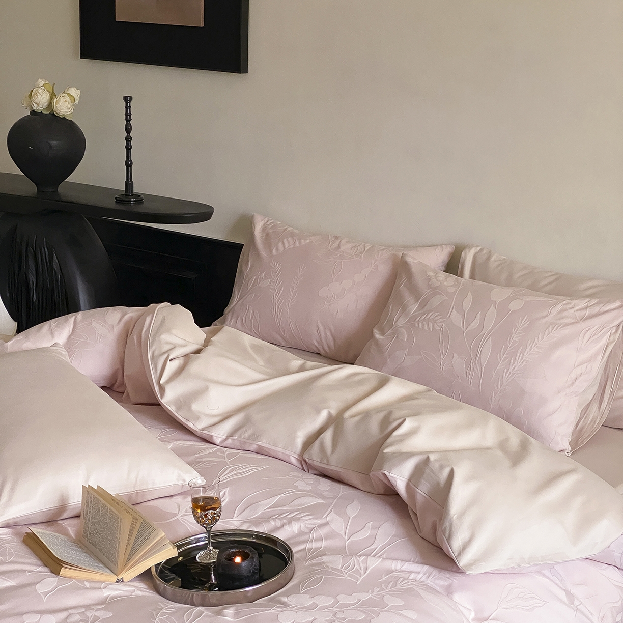 91家纺网 家纺一手货源 找家纺 玉宇阁家居 2025秋款100S大提花磨毛四件套-一梦幽兰系列 一梦幽兰-落樱粉