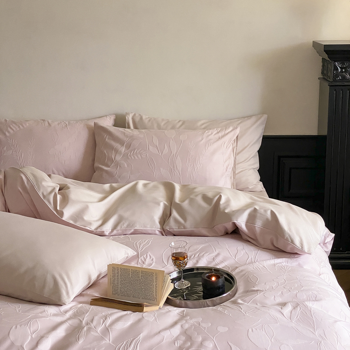 91家纺网 家纺一手货源 找家纺 玉宇阁家居 2025秋款100S大提花磨毛四件套-一梦幽兰系列 一梦幽兰-落樱粉