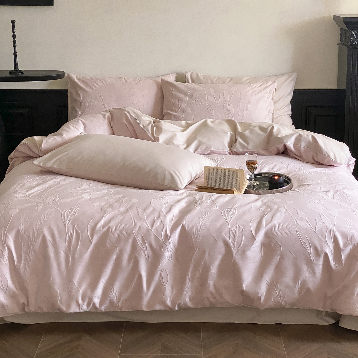 91家纺网 家纺一手货源 找家纺 玉宇阁家居 2025秋款100S大提花磨毛四件套-一梦幽兰系列 一梦幽兰-落樱粉