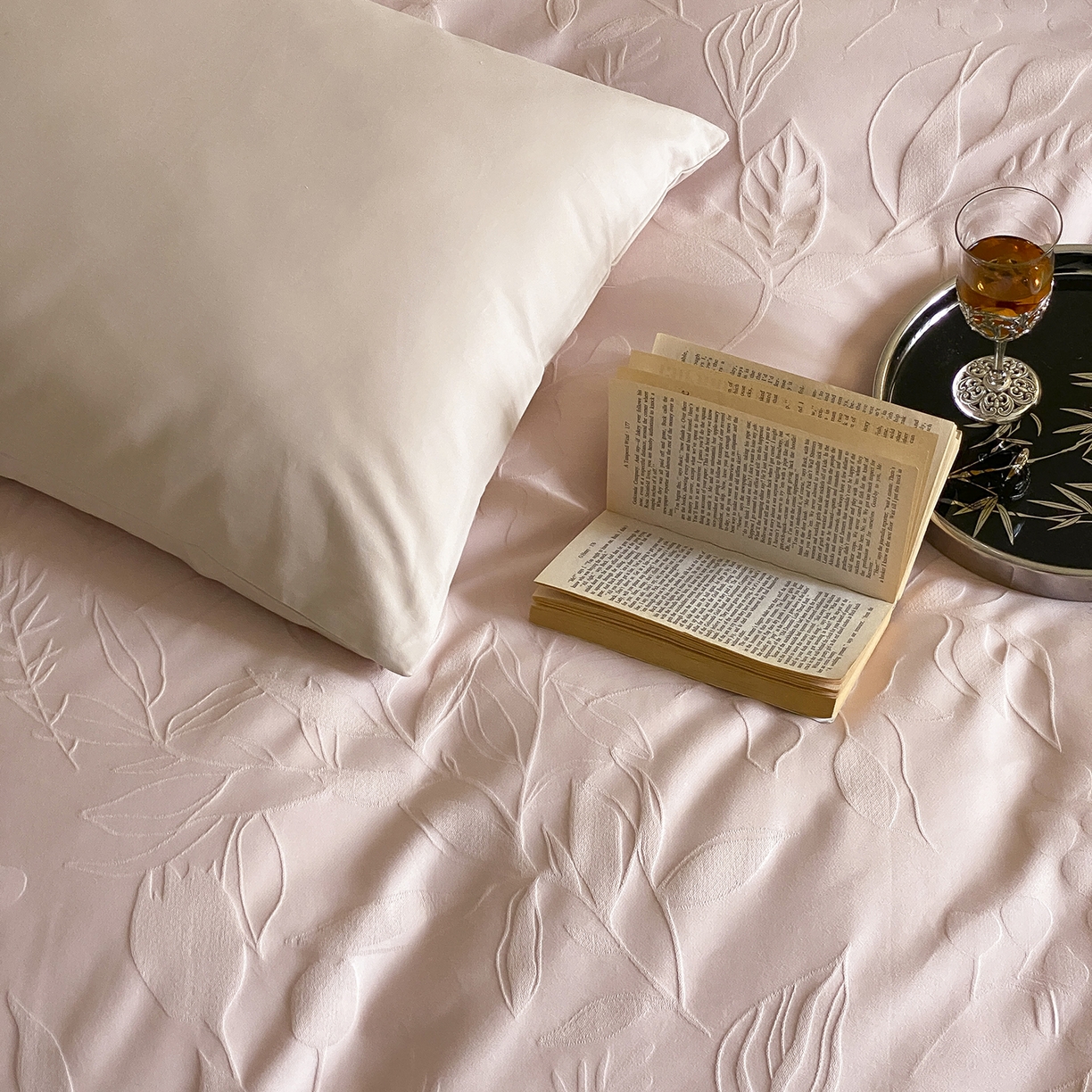 91家纺网 家纺一手货源 找家纺 玉宇阁家居 2025秋款100S大提花磨毛四件套-一梦幽兰系列 一梦幽兰-落樱粉