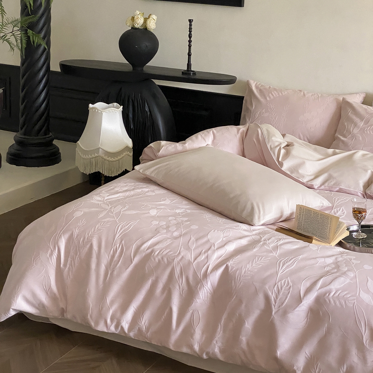 91家纺网 家纺一手货源 找家纺 玉宇阁家居 2025秋款100S大提花磨毛四件套-一梦幽兰系列 一梦幽兰-落樱粉