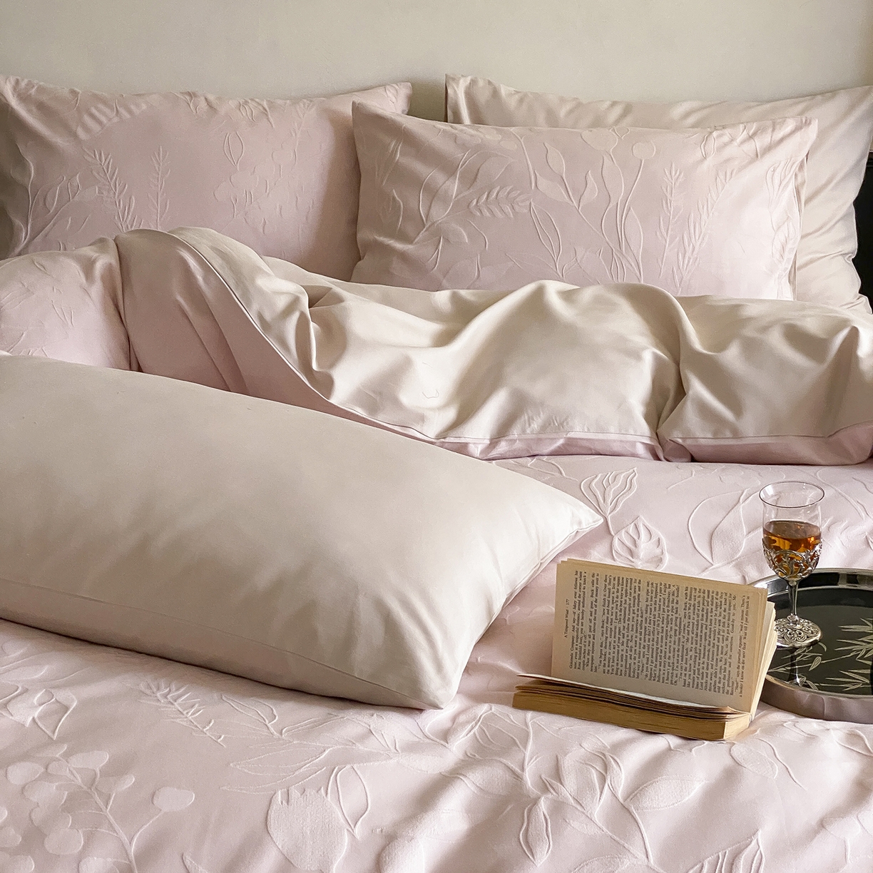 91家纺网 家纺一手货源 找家纺 玉宇阁家居 2025秋款100S大提花磨毛四件套-一梦幽兰系列 一梦幽兰-落樱粉