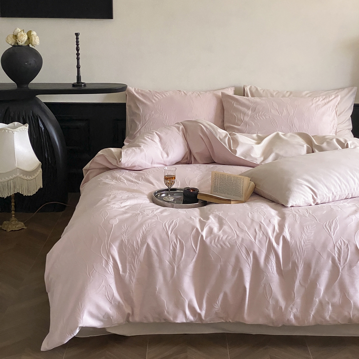 91家纺网 家纺一手货源 找家纺 玉宇阁家居 2025秋款100S大提花磨毛四件套-一梦幽兰系列 一梦幽兰-落樱粉