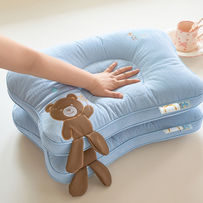 91家纺网 家纺一手货源 找家纺 （总）鼎晟纺 2025新款小熊贴布绣儿童枕护颈枕头枕芯