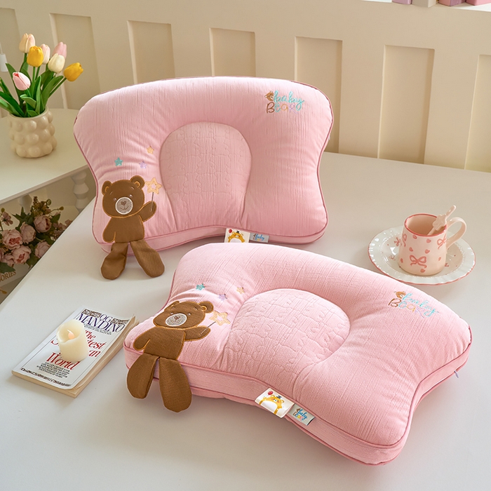 91家纺网 家纺一手货源 找家纺 （总）鼎晟纺 2025新款小熊贴布绣儿童枕护颈枕头枕芯