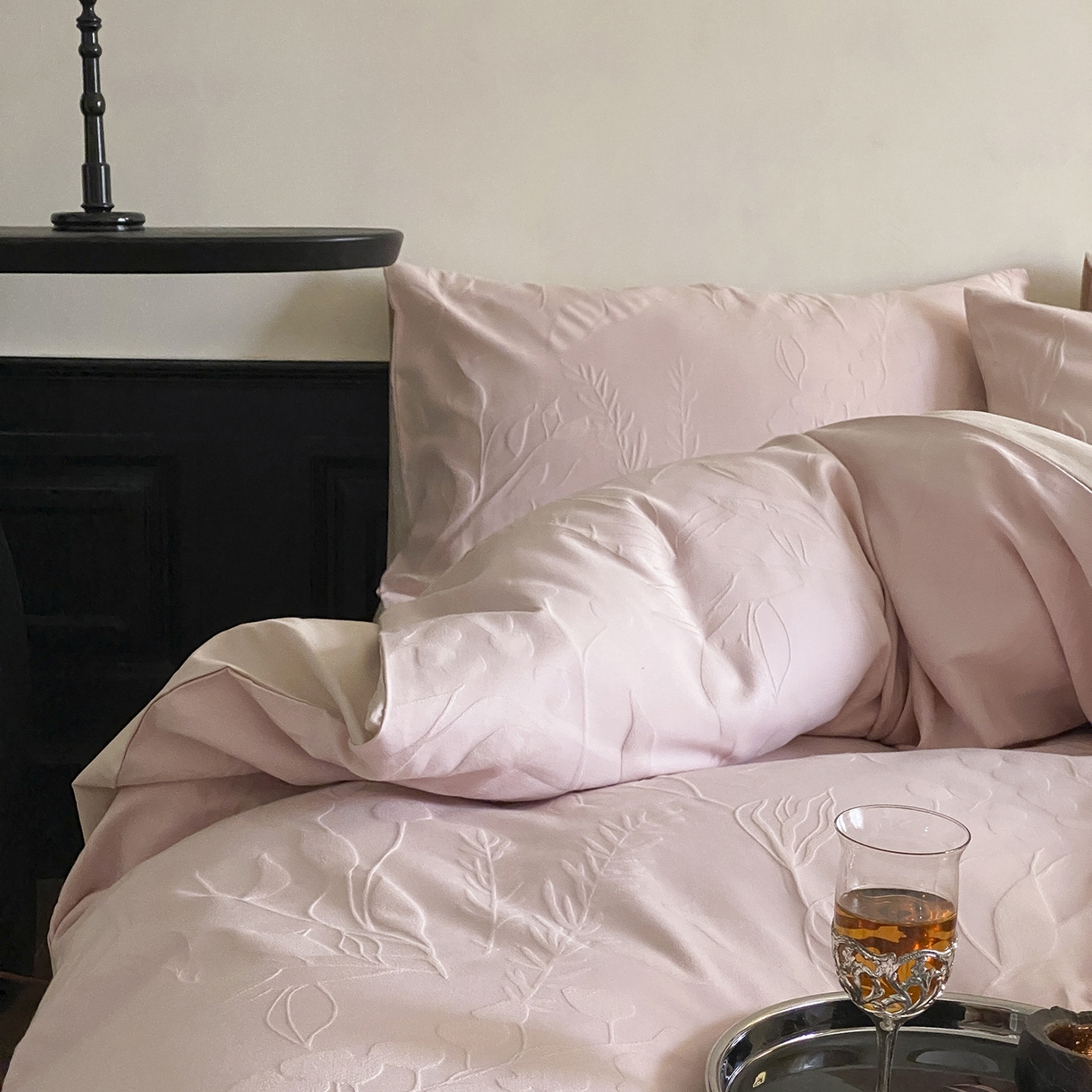 91家纺网 家纺一手货源 找家纺 玉宇阁家居 2025秋款100S大提花磨毛四件套-一梦幽兰系列 一梦幽兰-落樱粉