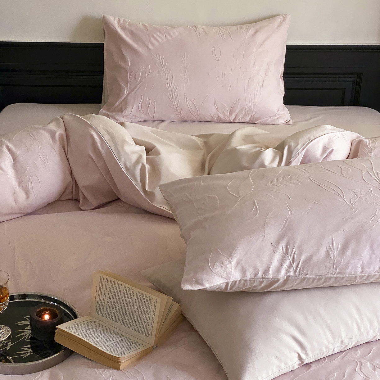 91家纺网 家纺一手货源 找家纺 玉宇阁家居 2025秋款100S大提花磨毛四件套-一梦幽兰系列 一梦幽兰-落樱粉